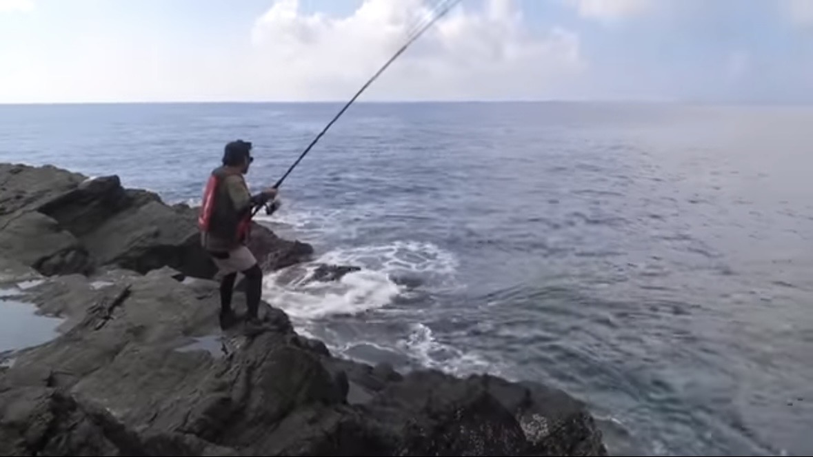 ｜「おいおい、マジかよ」「ワイヤーを切るモンスター」“緑色の謎の球体”を海に投入した結果が驚愕すぎた。