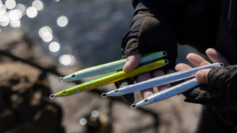 シマノから登場する新型メタルジグ。”放物線アクション”でターゲットの捕食本能に訴えかける1本に。