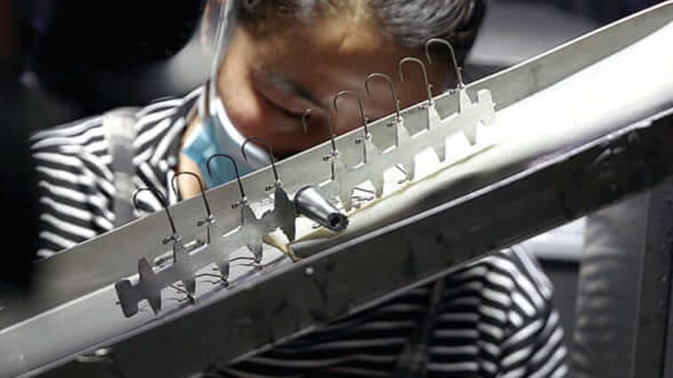 釣り針が作られる工程を大公開⁉メディア初潜入で世界一のフック工場が白日の下に!!