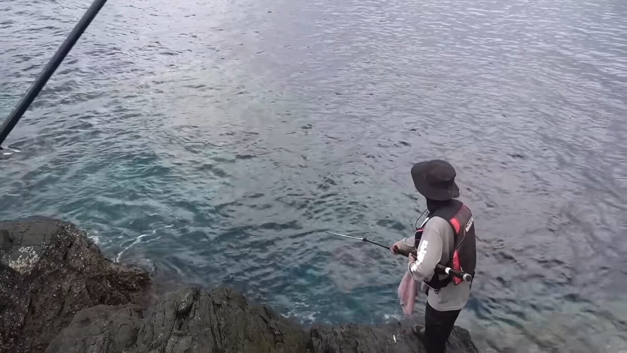 ｜「おいおい、マジかよ」「ワイヤーを切るモンスター」“緑色の謎の球体”を海に投入した結果が驚愕すぎた。