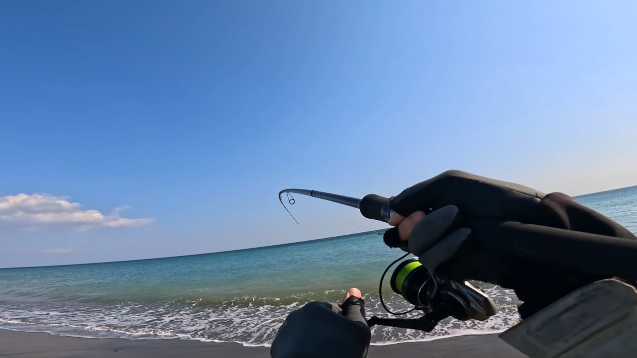 ｜「え、何コレ…」「すごい、デカい」砂浜から釣り上げられた魚の正体。まさかの日本記録級に驚愕。