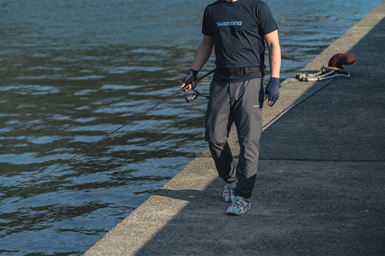 ｜シマノから登場する“軽量&撥水”バーサタイルパンツ。突然の雨対策にリュックに忍ばせておきたい。