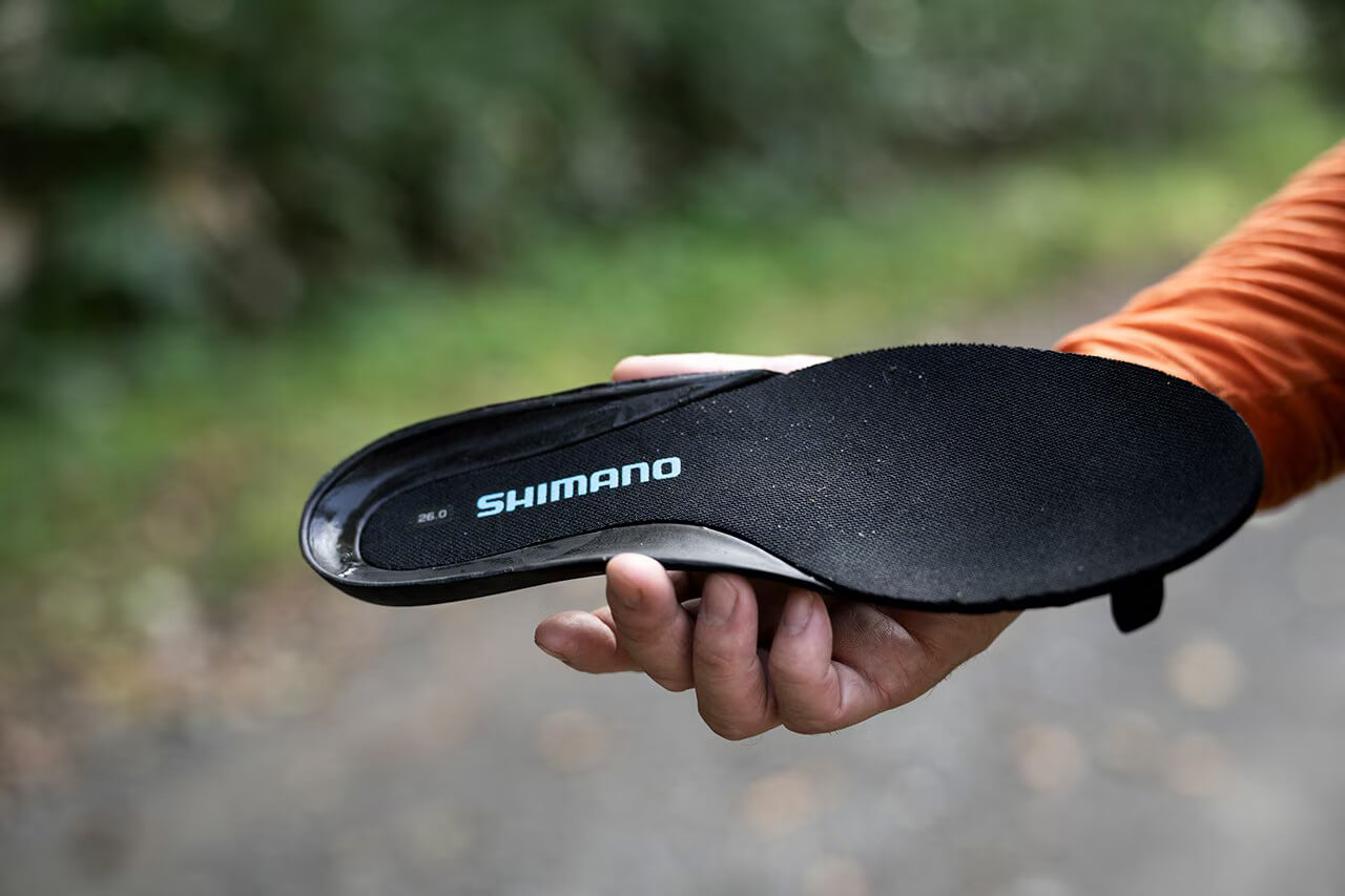 ｜磯から渓流まで使えるウェーディングシューズがシマノから登場。三種類のシューレースフック搭載で、動きやすいのに靴ひもがほどけにくい。