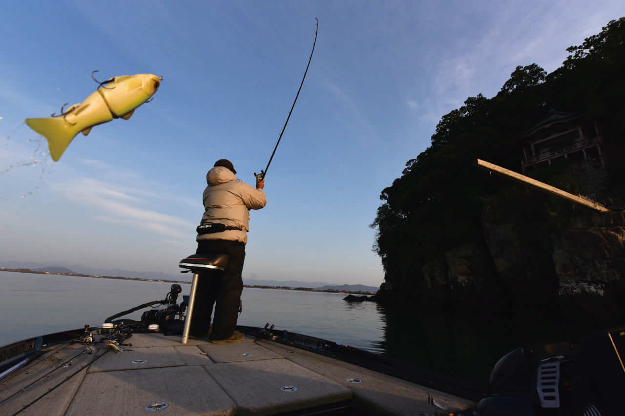 ｜デカいバスにはデカいルアー。山田祐五が貫く「不滅の法則」と、凍てつく湖上のリアル