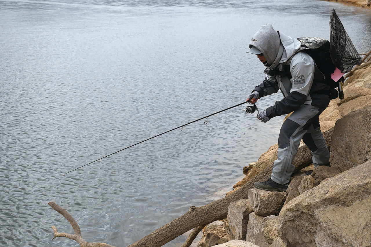 ｜オカッパリだから釣れる「でかバス」は確実に存在する! 「真冬に浅場を狙うetc…」岸釣り最新理論