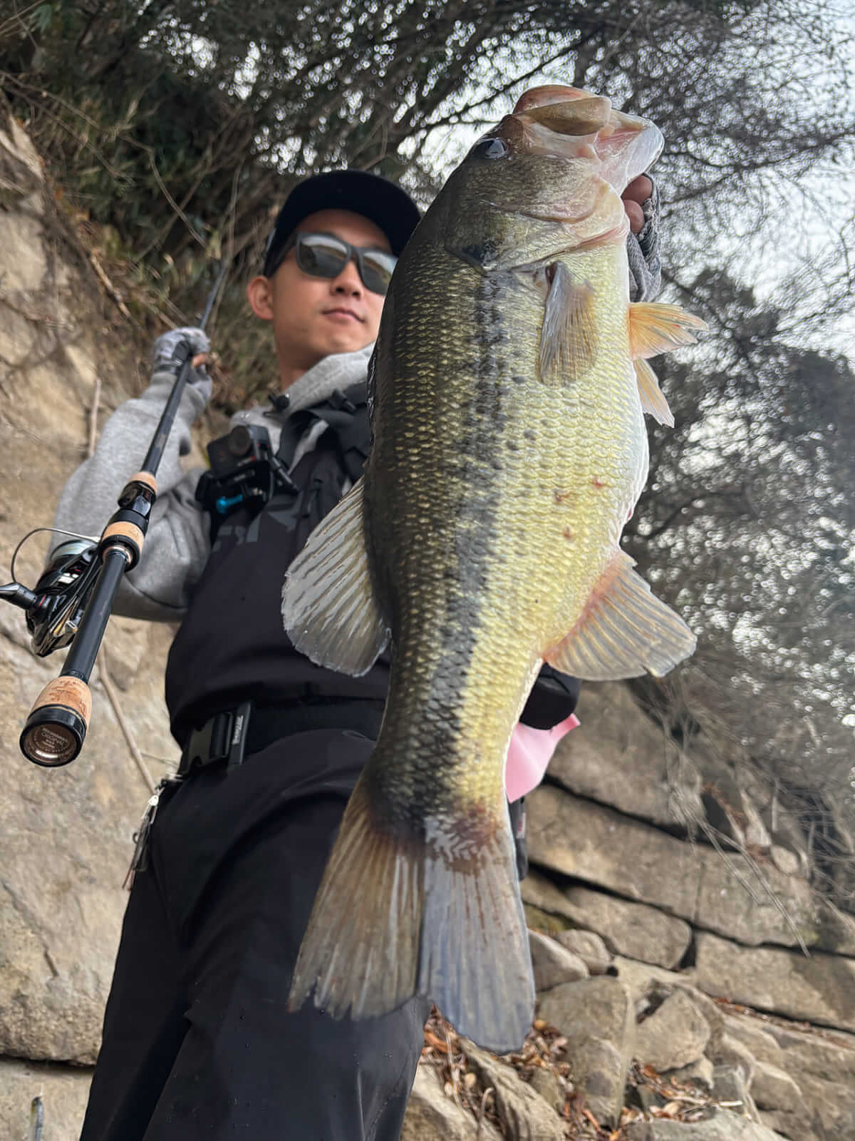 ｜オカッパリだから釣れる「でかバス」は確実に存在する! 「真冬に浅場を狙うetc…」岸釣り最新理論