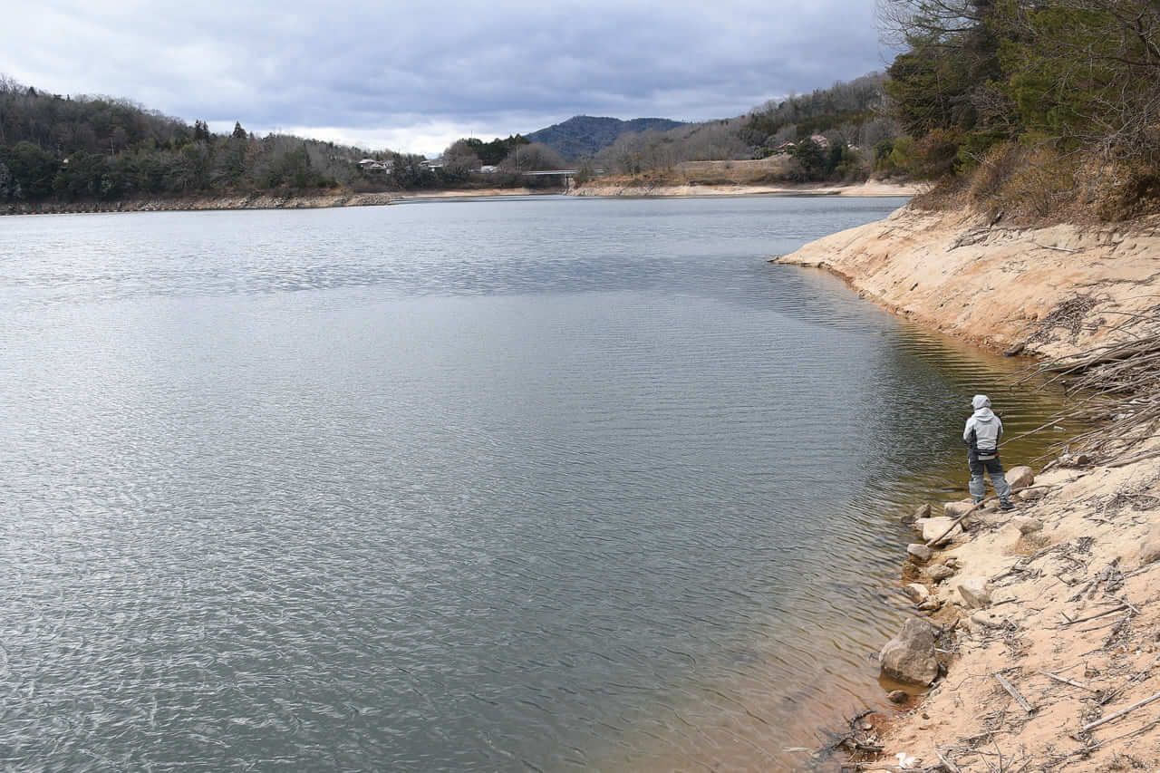 ｜オカッパリだから釣れる「でかバス」は確実に存在する! 「真冬に浅場を狙うetc…」岸釣り最新理論