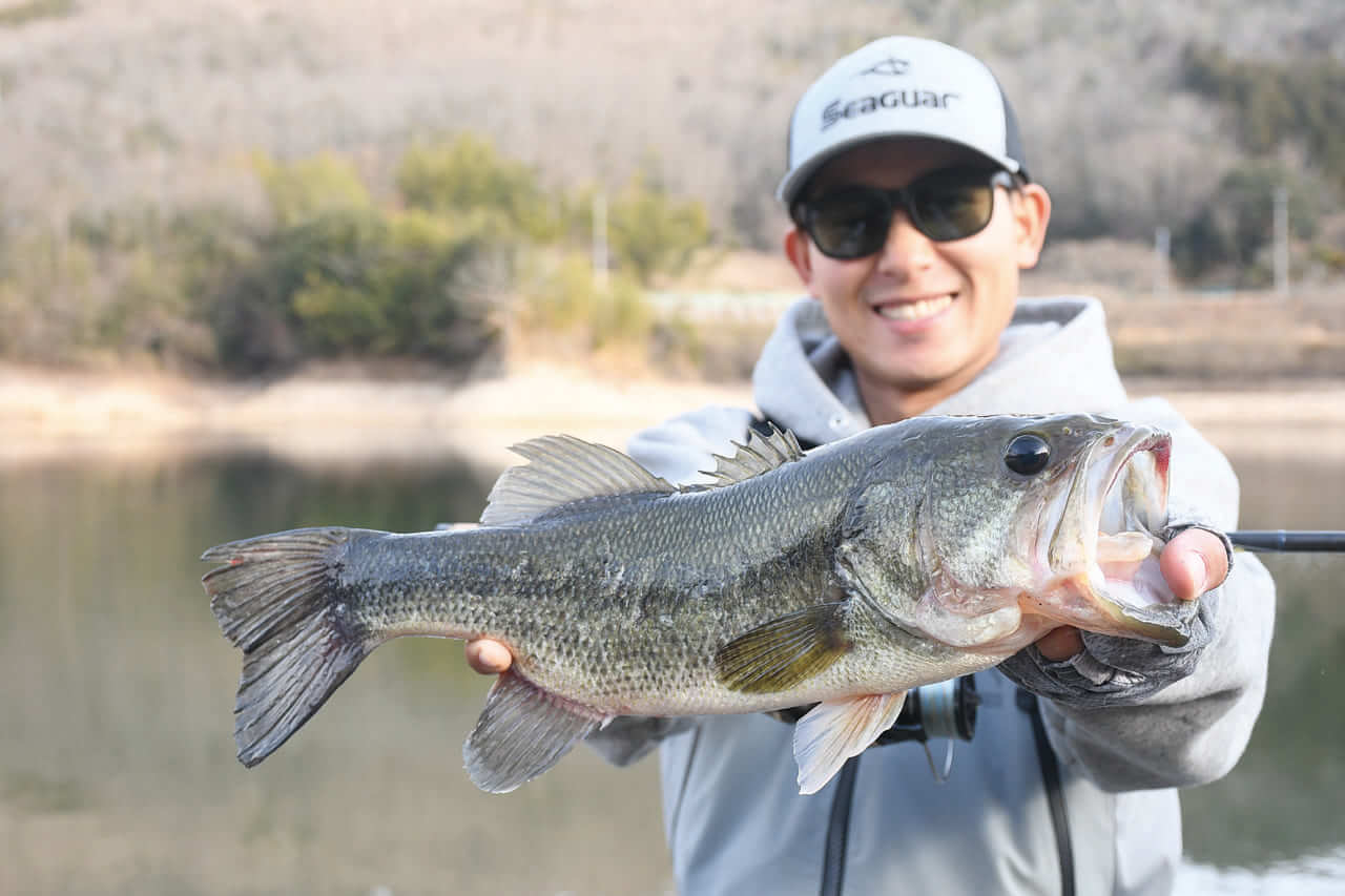 ｜オカッパリだから釣れる「でかバス」は確実に存在する! 「真冬に浅場を狙うetc…」岸釣り最新理論