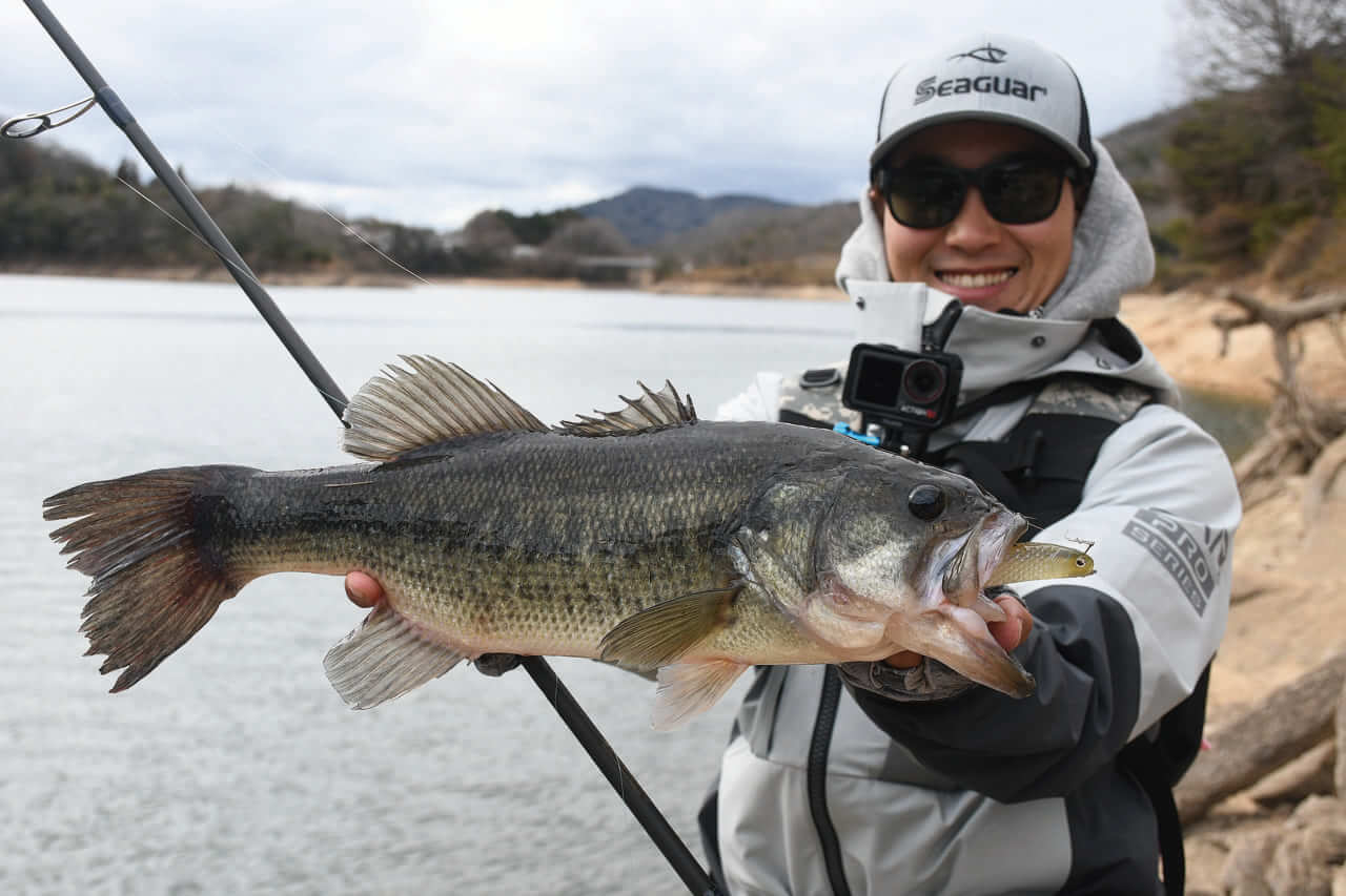 ｜オカッパリだから釣れる「でかバス」は確実に存在する! 「真冬に浅場を狙うetc…」岸釣り最新理論