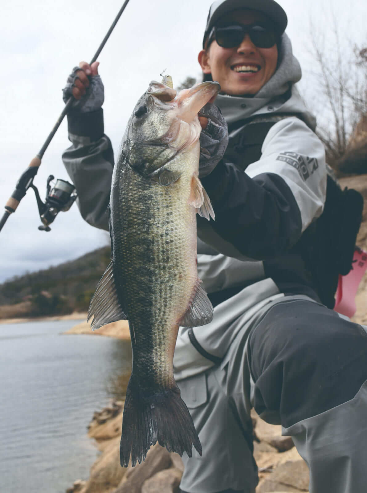 ｜オカッパリだから釣れる「でかバス」は確実に存在する! 「真冬に浅場を狙うetc…」岸釣り最新理論