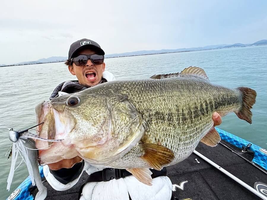 |連日でかバスラッシュ。そしてついに出た!ガイド記録更新68.5cm6200g!【大西健太のOKレポート】