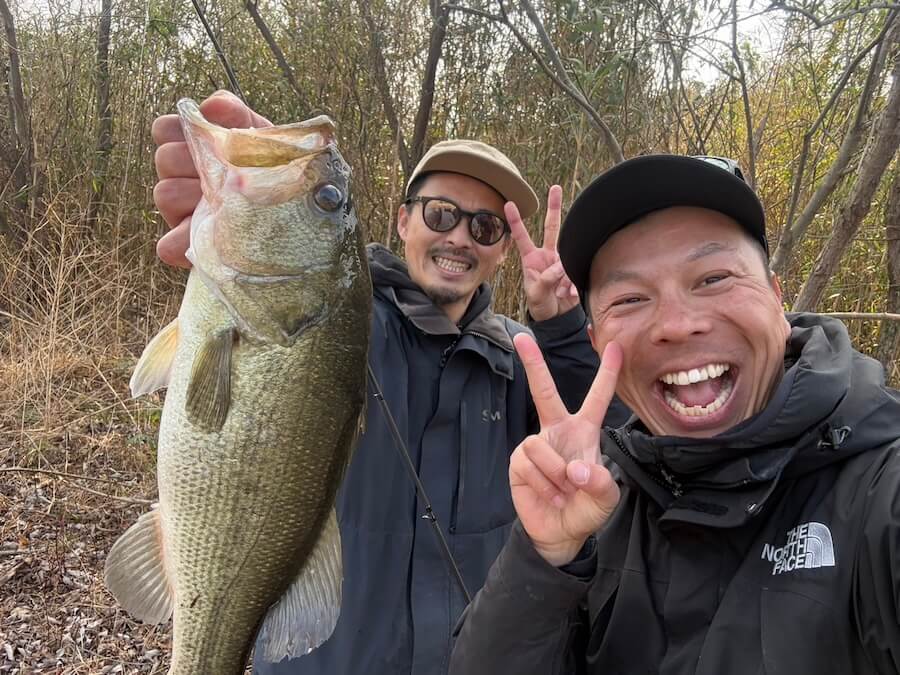 ｜ヤバすぎるデッドデッド巻き…。シャローで一撃でデカバスゲット！「このルアーパワー、ホンモノです」