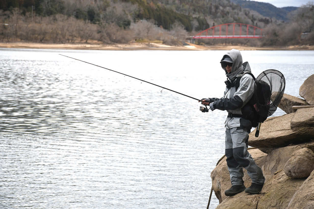 ｜オカッパリだから釣れる「でかバス」は確実に存在する! 「真冬に浅場を狙うetc…」岸釣り最新理論