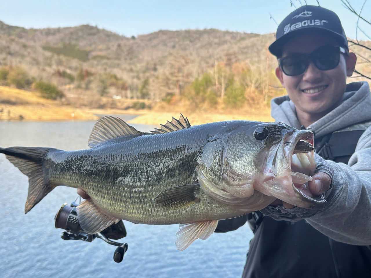 ｜オカッパリだから釣れる「でかバス」は確実に存在する! 「真冬に浅場を狙うetc…」岸釣り最新理論