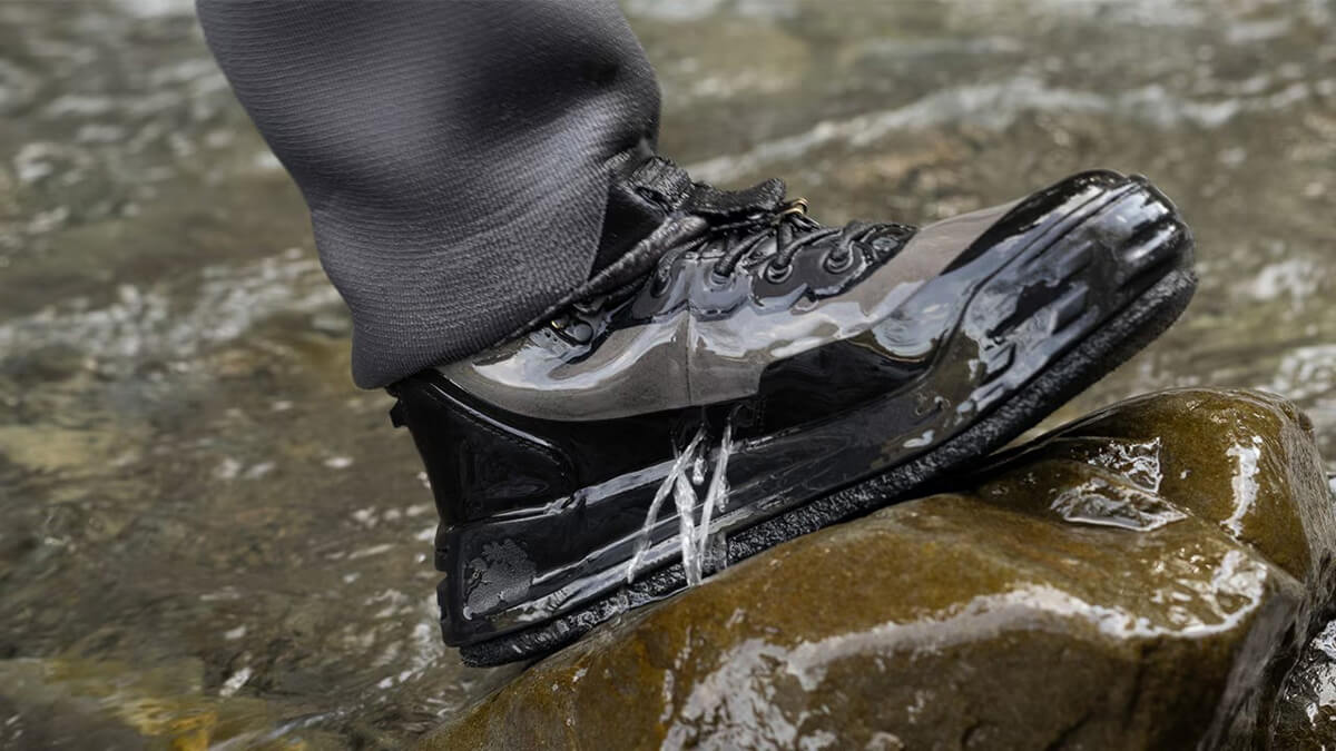 |シマノがこだわった一足。釣り人の足元のストレスを徹底軽減。日本人の足形に合わせた甲高幅広形状で、快適なモデルに。