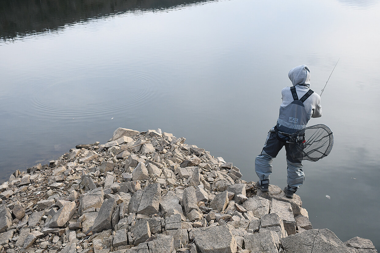 ｜オカッパリだから釣れる「でかバス」は確実に存在する! 「真冬に浅場を狙うetc…」岸釣り最新理論