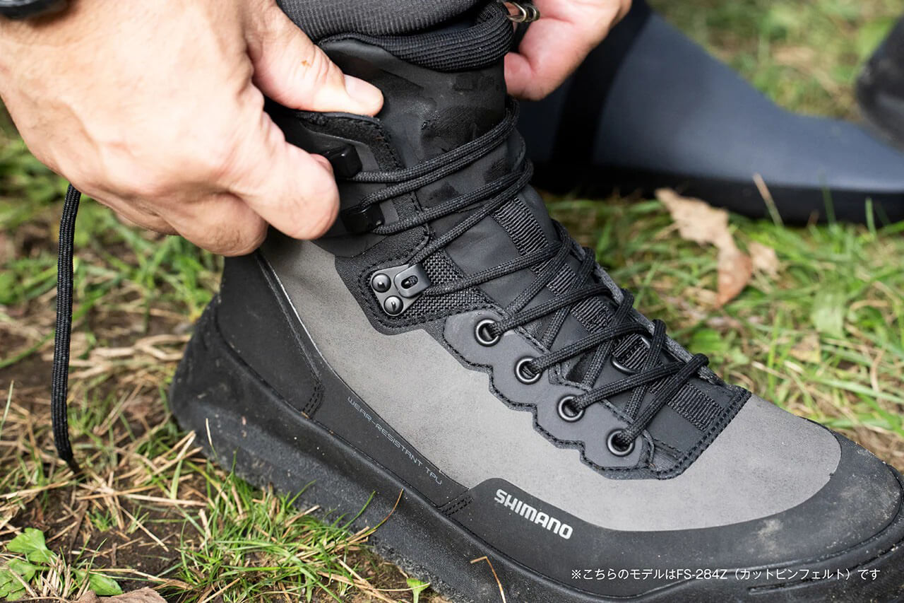｜磯から渓流まで使えるウェーディングシューズがシマノから登場。三種類のシューレースフック搭載で、動きやすいのに靴ひもがほどけにくい。