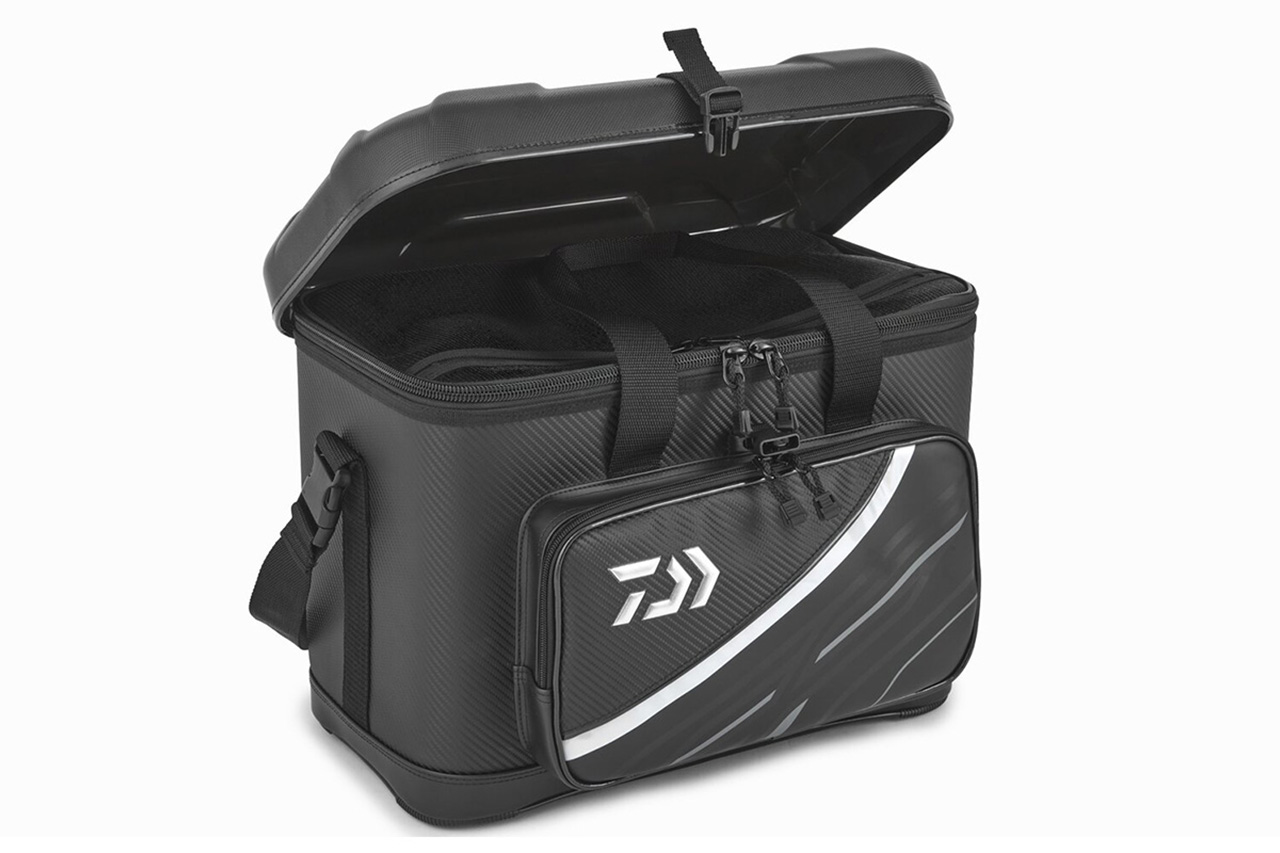 ｜「大事な釣具を保護」ABS素材を採用した『釣り専用バッグ』がDAIWAから登場。釣り場でのトラブルから中身をしっかり守る。