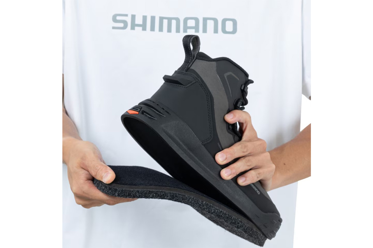 ｜磯から渓流まで使えるウェーディングシューズがシマノから登場。三種類のシューレースフック搭載で、動きやすいのに靴ひもがほどけにくい。