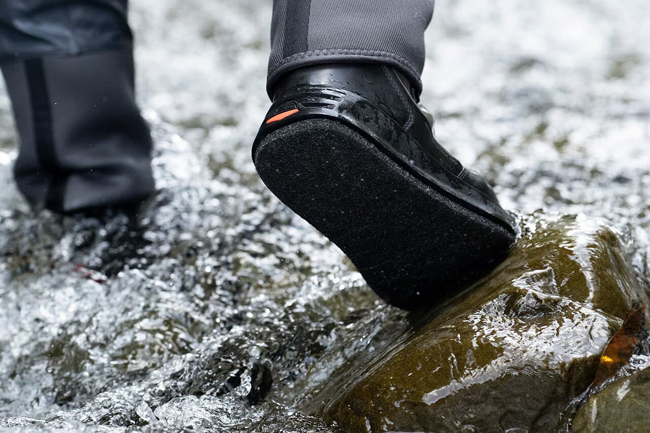 ｜磯から渓流まで使えるウェーディングシューズがシマノから登場。三種類のシューレースフック搭載で、動きやすいのに靴ひもがほどけにくい。