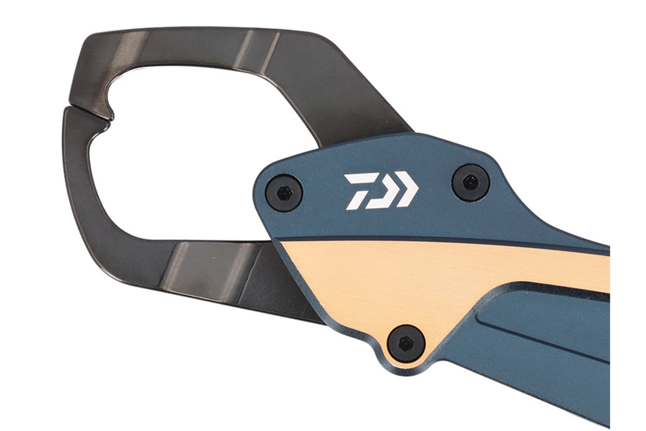 ｜大物狙いの必需品!? 20kg対応の厚板フック搭載。計測までこなす堅牢フィッシュグリップがDAIWAから登場。