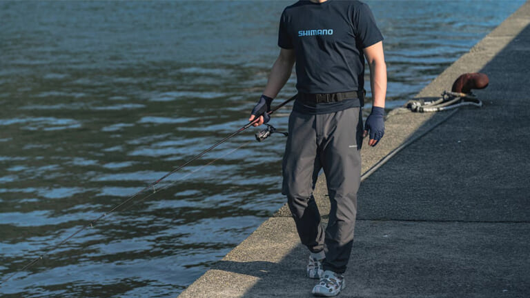 シマノから登場する“軽量&撥水”バーサタイルパンツ。突然の雨対策にリュックに忍ばせておきたい。