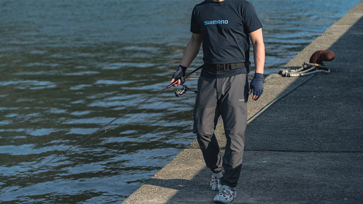 ｜シマノから登場する“軽量&撥水”バーサタイルパンツ。突然の雨対策にリュックに忍ばせておきたい。