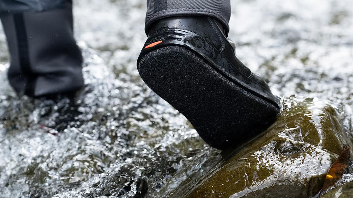 ｜磯から渓流まで使えるウェーディングシューズがシマノから登場。三種類のシューレースフック搭載で、動きやすいのに靴ひもがほどけにくい。