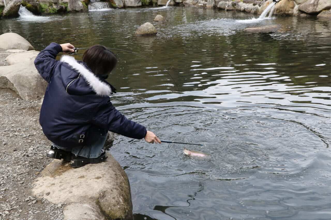 ｜「使えば釣れる魔法のようなルアーではありません」フェザージグを本気で使い込むための教科書。