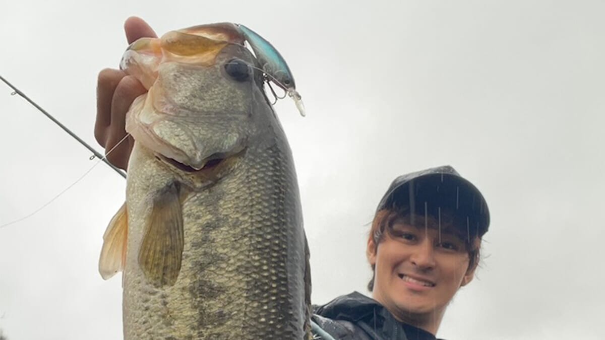 ｜冷たい春雨で連発「これが春爆！？」爆発的釣果を生み出すルアーと使うコツを紹介