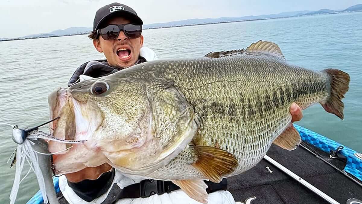 |連日でかバスラッシュ。そしてついに出た!ガイド記録更新68.5cm6200g!【大西健太のOKレポート】