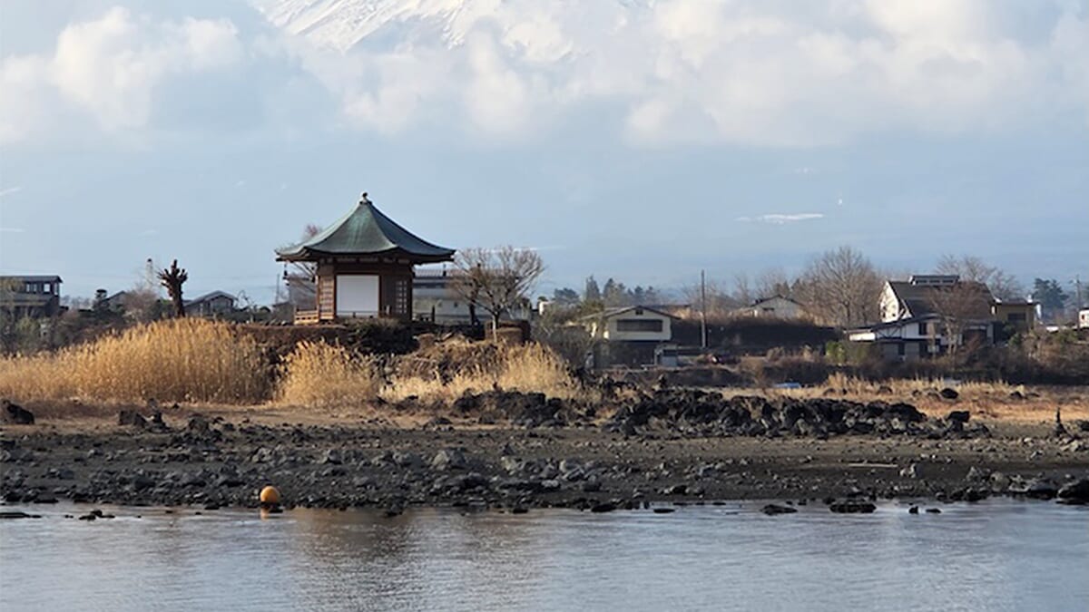 ｜「かなり危険なスポットが多数」地元の釣り人が警笛を鳴らす“減水中”の河口湖。「ボートはオススメしません」