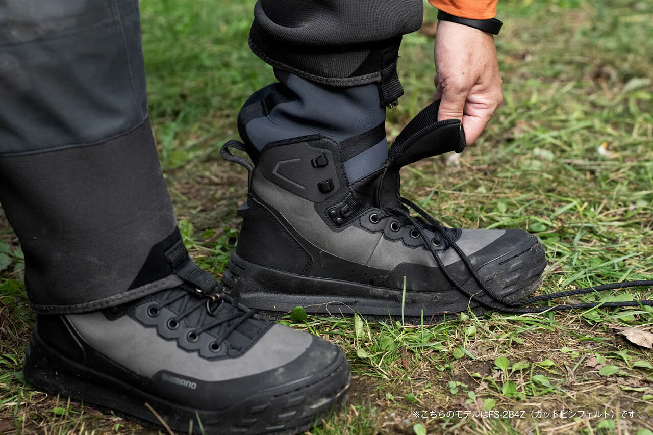 ｜磯から渓流まで使えるウェーディングシューズがシマノから登場。三種類のシューレースフック搭載で、動きやすいのに靴ひもがほどけにくい。