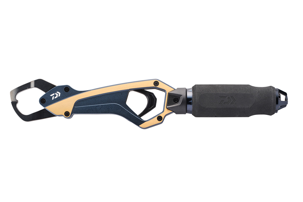 ｜大物狙いの必需品!? 20kg対応の厚板フック搭載。計測までこなす堅牢フィッシュグリップがDAIWAから登場。