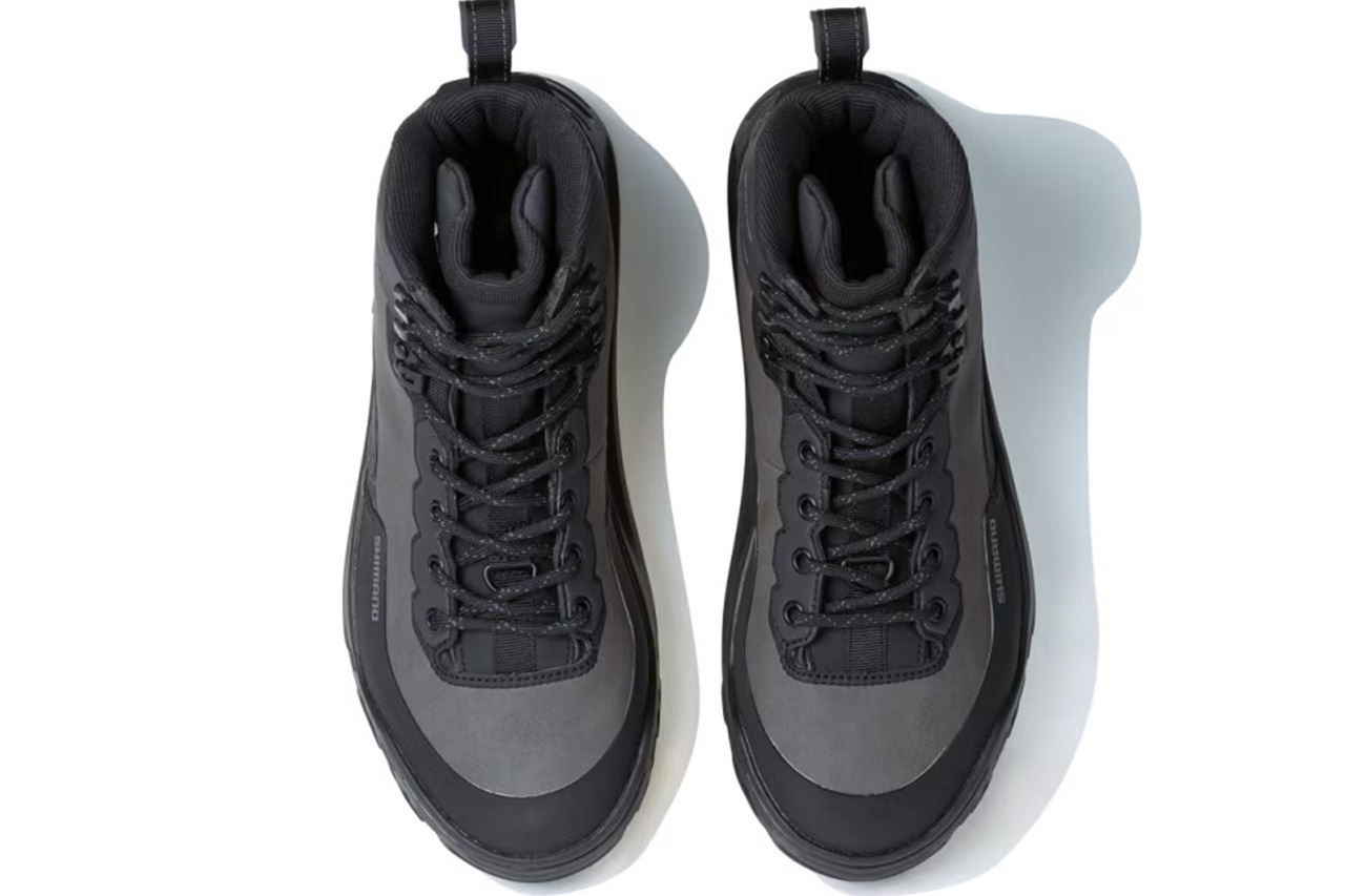 ｜磯から渓流まで使えるウェーディングシューズがシマノから登場。三種類のシューレースフック搭載で、動きやすいのに靴ひもがほどけにくい。