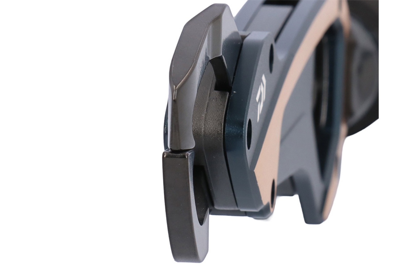 ｜大物狙いの必需品!? 20kg対応の厚板フック搭載。計測までこなす堅牢フィッシュグリップがDAIWAから登場。