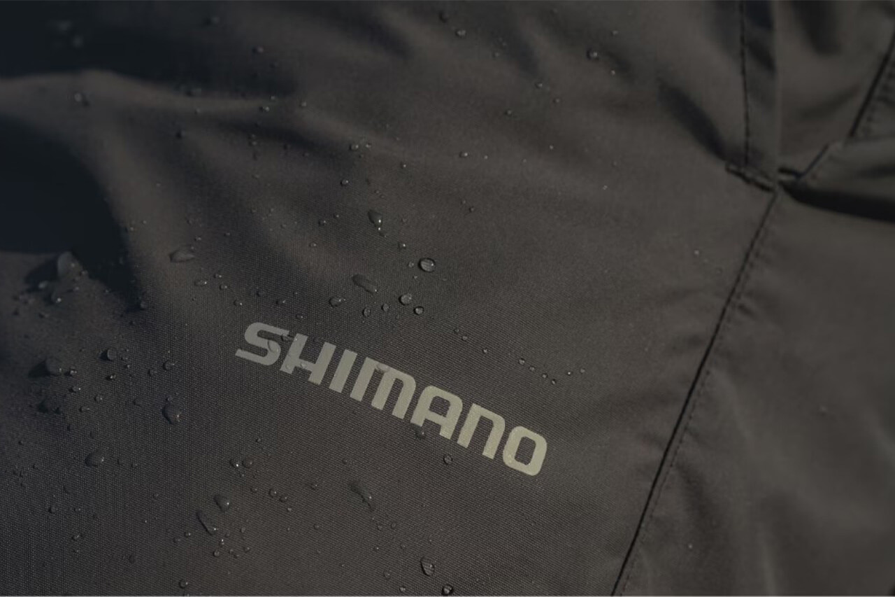 |シマノから登場する“軽量&撥水”バーサタイルパンツ。突然の雨対策にリュックに忍ばせておきたい。