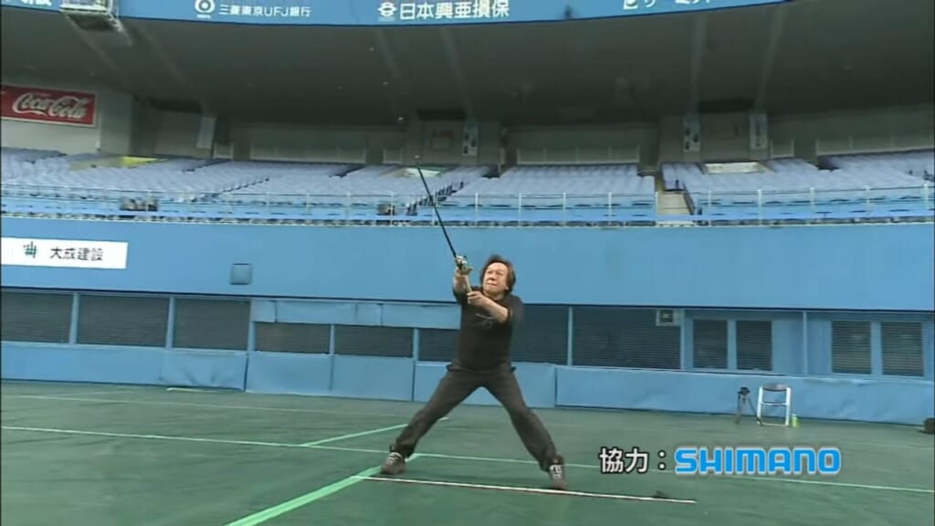 |「嘘でしょ」「マジかよ、飛距離が…」ドーム球場でブッ飛ばしたのは、まさかの『釣り人』。想像以上の結果に驚愕。