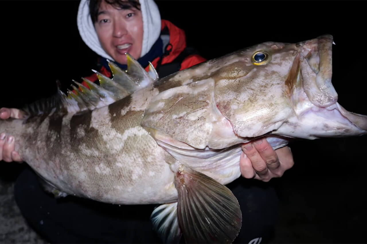 ｜「コレ、デカいぞ…」港近くの『無人島』に泊まり込んで“モンスター”を狙った結果。贅沢過ぎる状況に視聴者も驚愕。