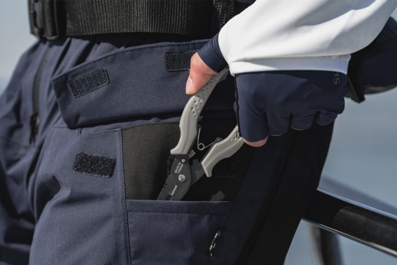 ｜シマノから『釣り専用ストレッチビブ』が登場。大手メーカーが理想を追求したフラッグシップの1着。ゴアテックス採用で防水性能も万全に。