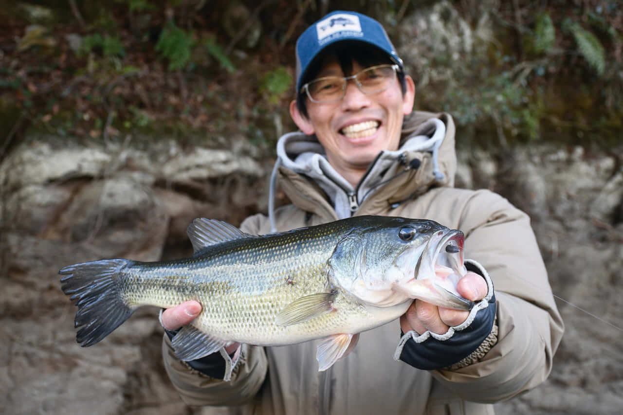 |ライブスコープ全盛期に勝つ!スレたビッグバスを岩盤のエグレから引きずり出す「最新ミドスト&バマスト」攻略