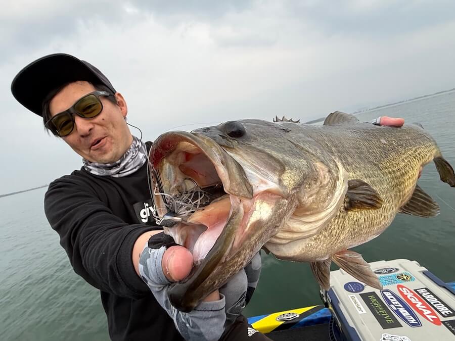 ｜早春に釣れすぎるゴールデンコンビ。「今年これで何本釣ったんだろう…」シーズン終盤までビッグバスが釣れまくり！【大西健太のOKレポート】