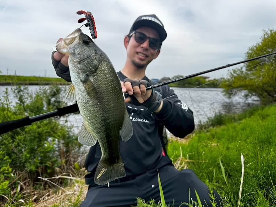 ｜ゾワゾワするくらい釣れる…。ハイプレッシャーリバーでもデカバス乱舞！「フォールだけでバイト連発です」【芝田昂平】