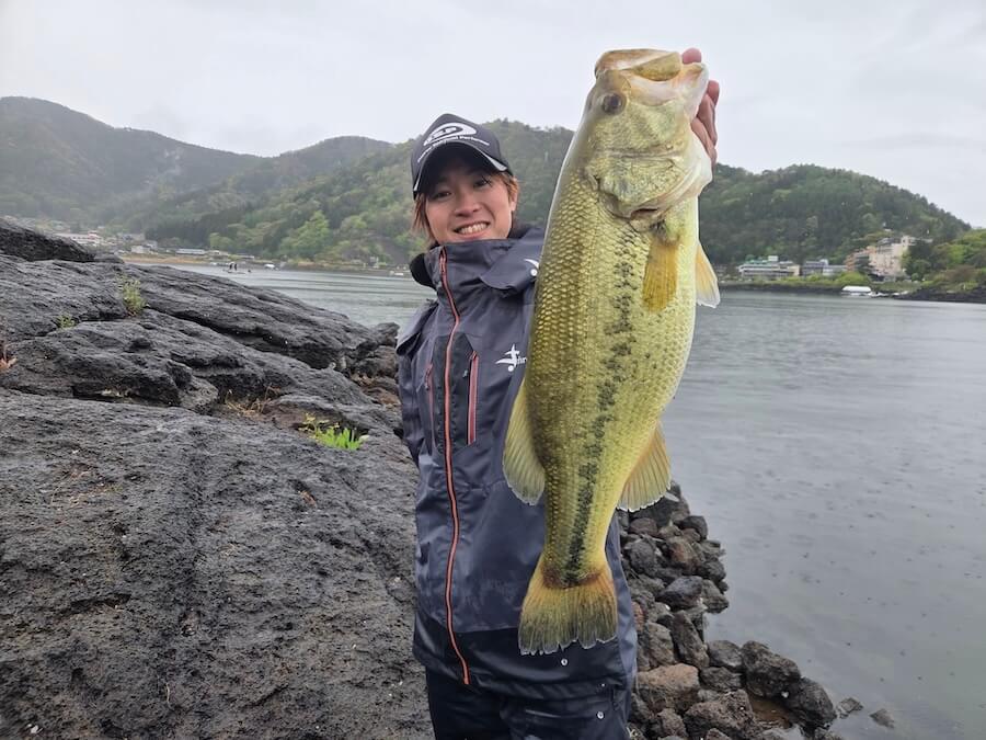 ｜日替わりの春の河口湖。キモは表層攻略！「コンディションのいい魚ほど水面ですよ」
