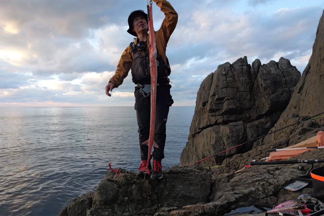 ｜日本最高峰の離島で揚がった『人よりデカい魚』。まさかの“体型”に撮影者の笑いが止まらない。30万回再生された釣り動画。
