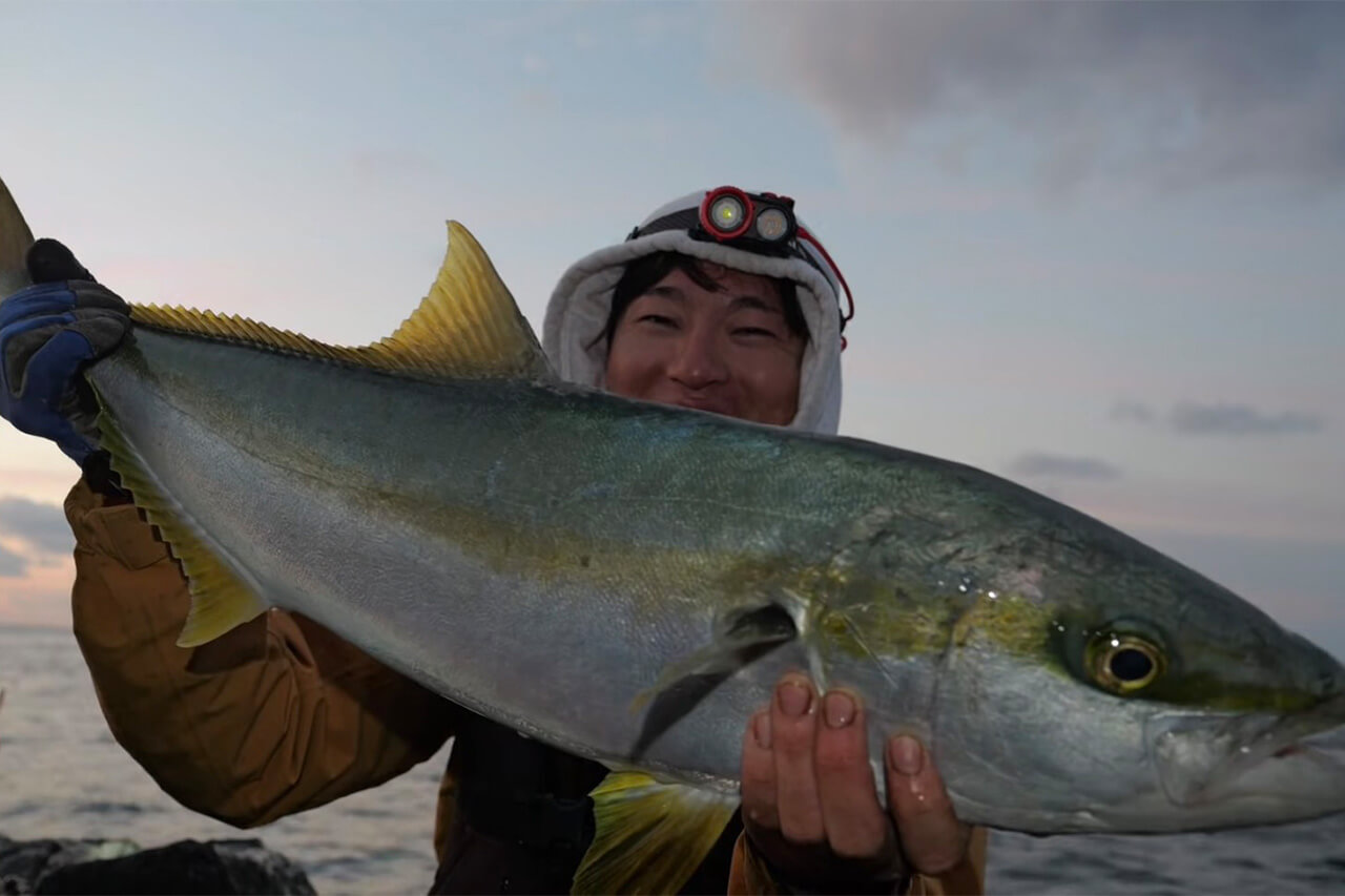 ｜日本最高峰の離島で揚がった『人よりデカい魚』。まさかの“体型”に撮影者の笑いが止まらない。30万回再生された釣り動画。