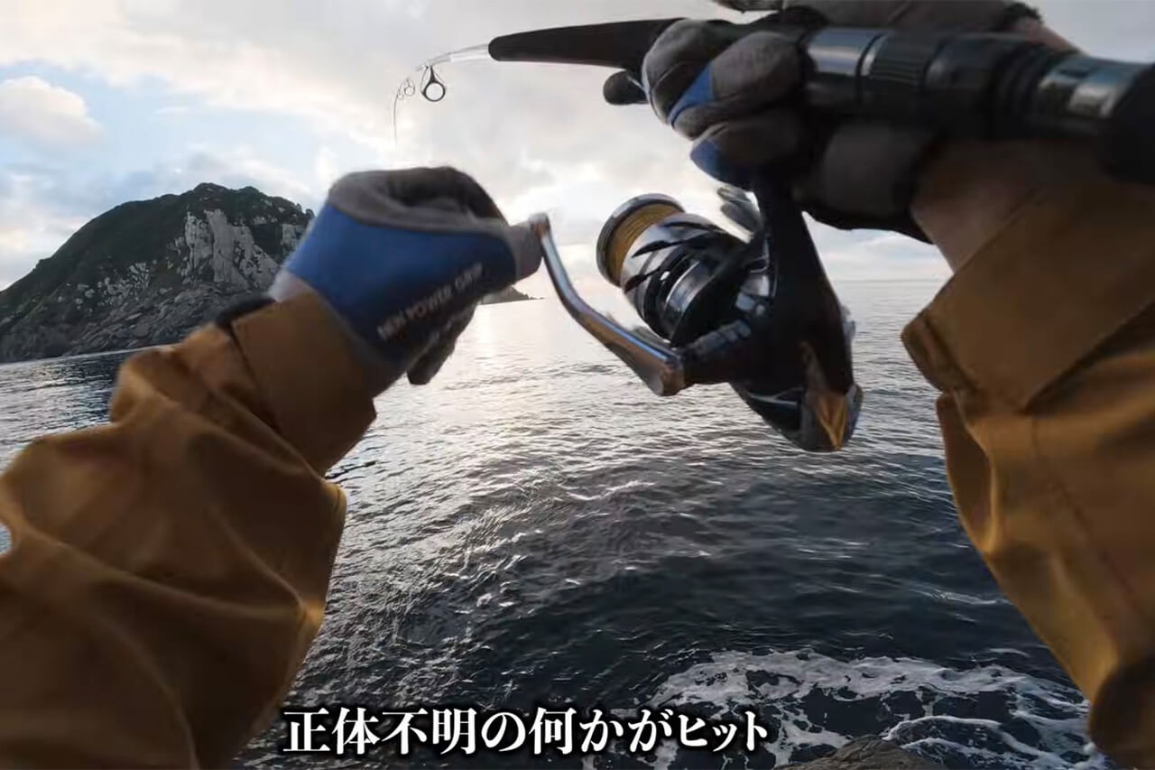 ｜日本最高峰の離島で揚がった『人よりデカい魚』。まさかの“体型”に撮影者の笑いが止まらない。30万回再生された釣り動画。