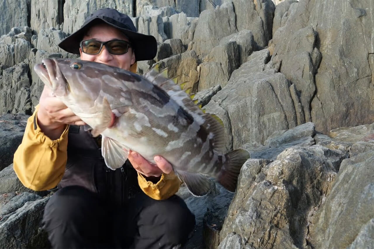 ｜日本最高峰の離島で揚がった『人よりデカい魚』。まさかの“体型”に撮影者の笑いが止まらない。30万回再生された釣り動画。