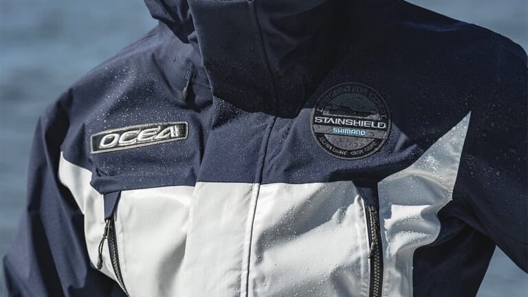 シマノから登場する新作ウェア。汚れにくく、メンテナンス性に優れた「ステインシールド」を採用した完成度の高い1着に。