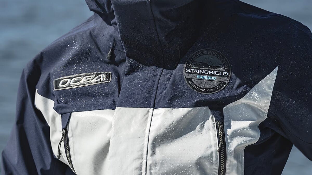 ｜シマノから登場する新作ウェア。汚れにくく、メンテナンス性に優れた「ステインシールド」を採用した完成度の高い1着に。